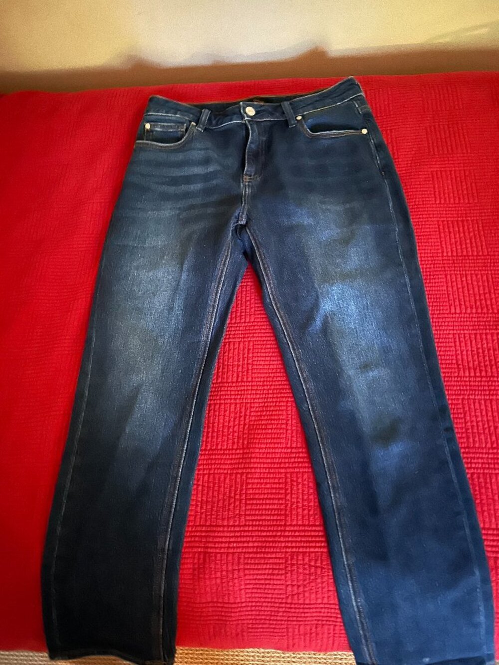 QUINCE JEANS DARK DENIM STRAIGHT LEGS 2 POCKETS IN BACK 3 POCKETS IN FRONT